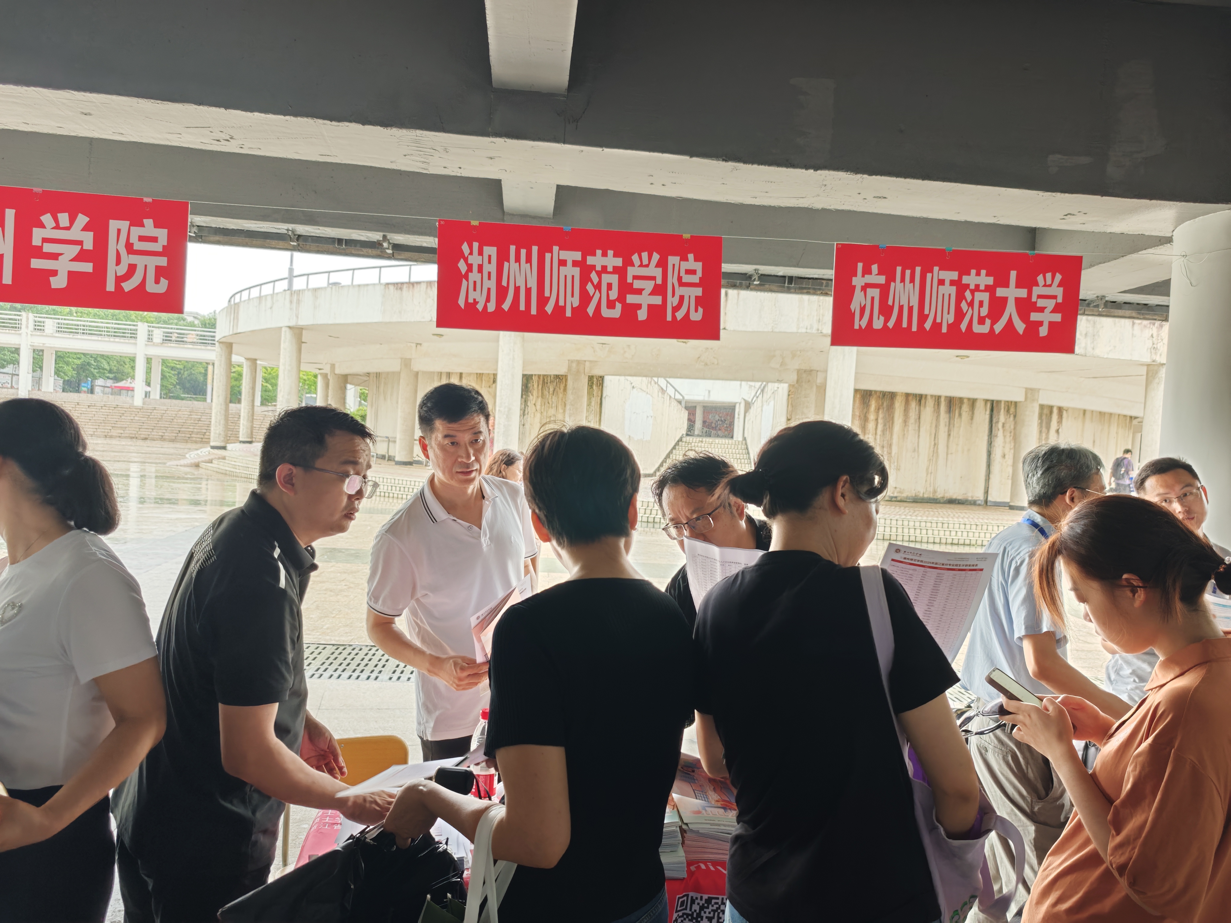 学院执行院长陈菁泉带队前往衢州学院开展2025年招生宣传（图）